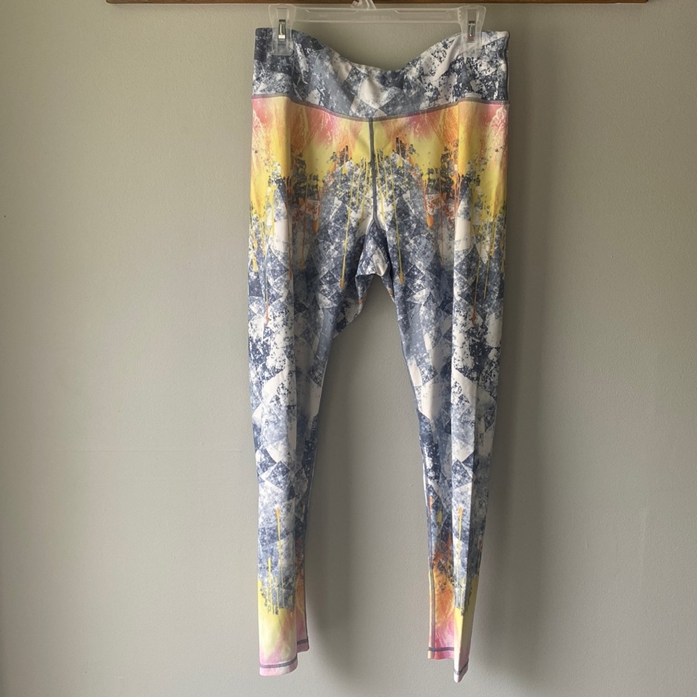 Yoga pants with a really cool design !!